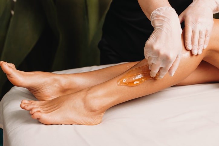 Cliente recebendo tratamento facial em clínica de estética